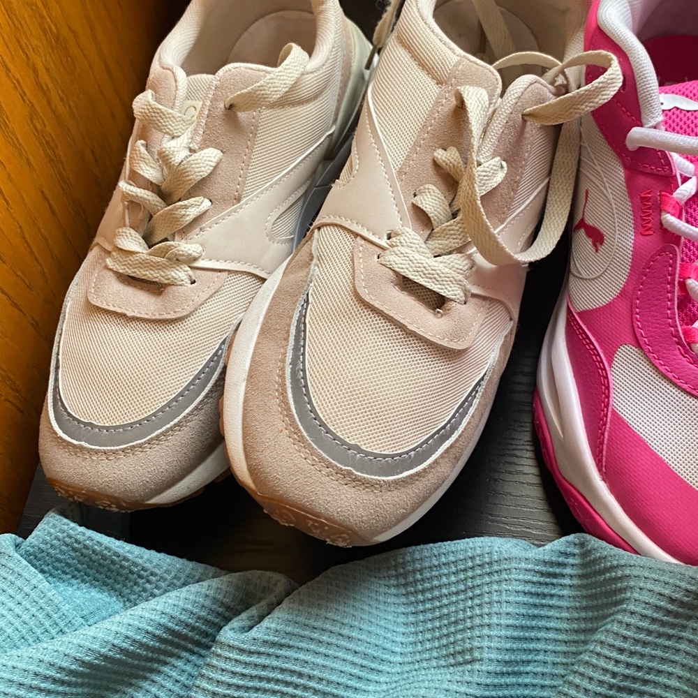 SPORT SHOES